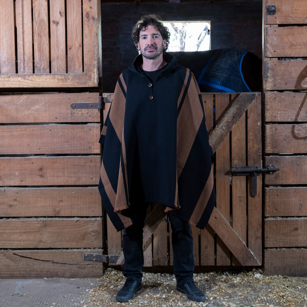 PONCHO ALPACA NEGRO-CAFÉ CON CAPUCHA
