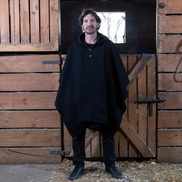 PONCHO DE LANA DE ALPACA NEGRO CON CAPUCHA