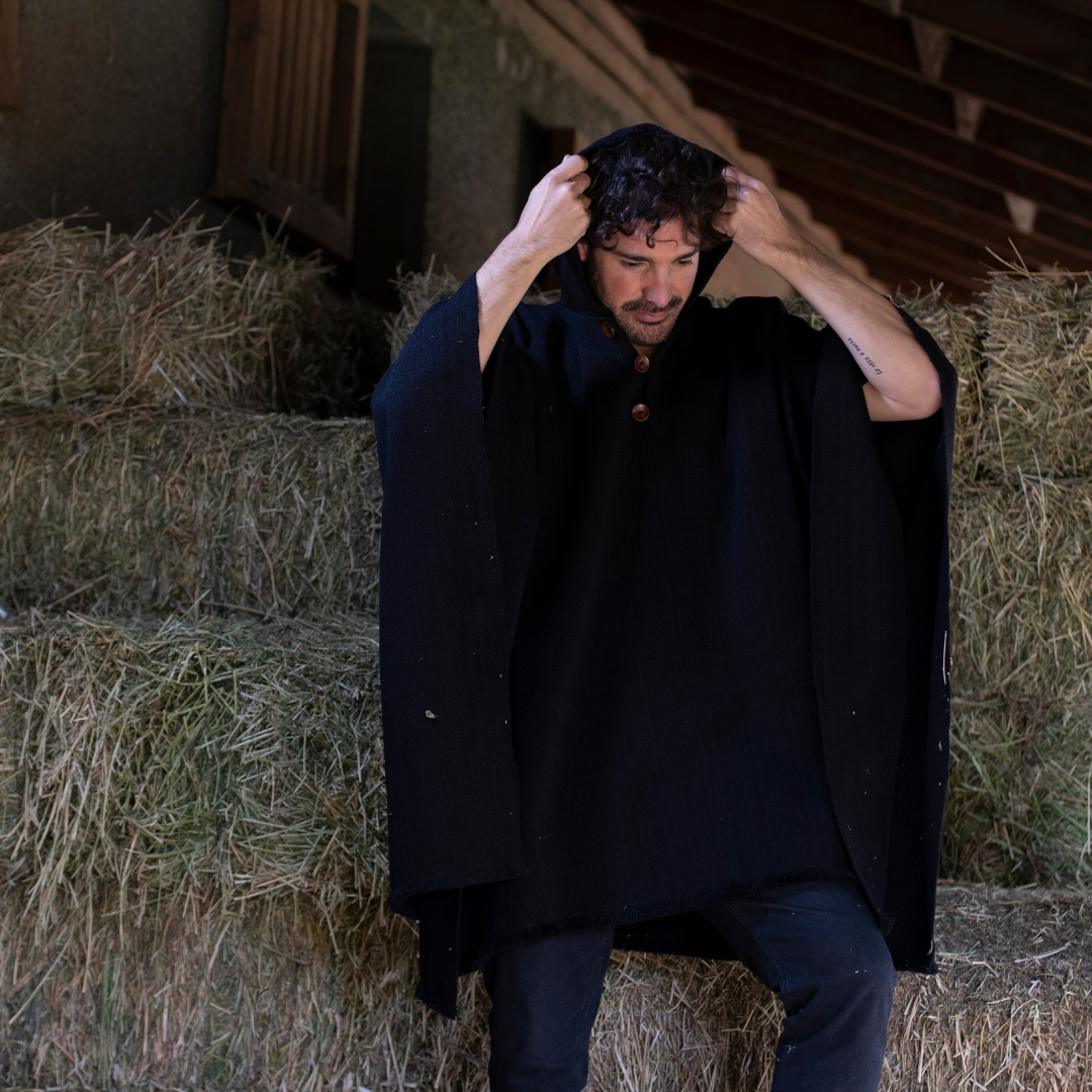 PONCHO DE LANA DE ALPACA NEGRO CON CAPUCHA