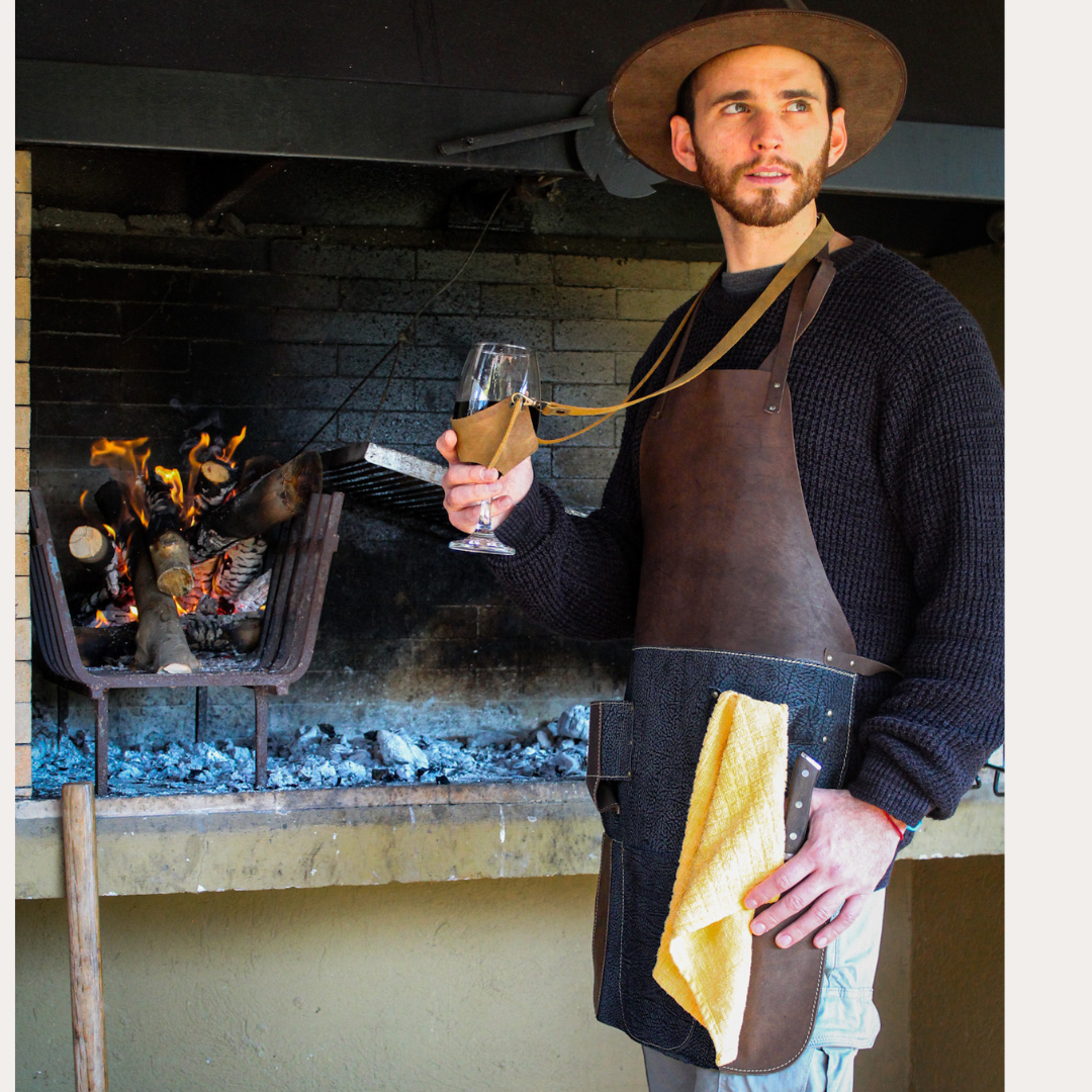 PECHERA ASADOR CUERO CAFE/AZUL