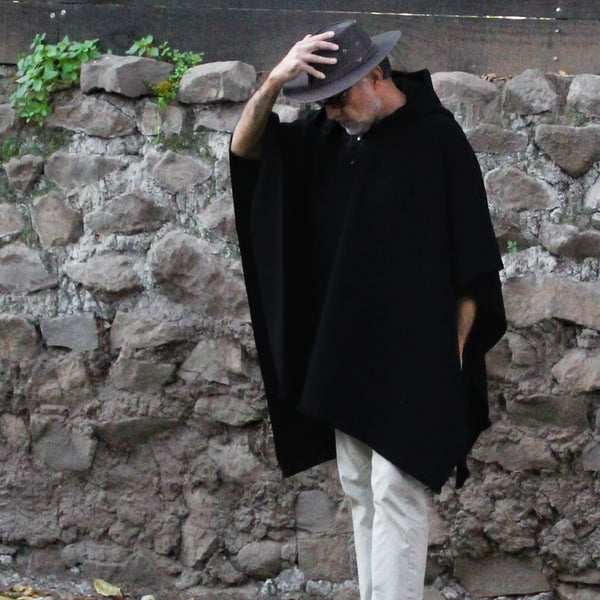 PONCHO DE LANA DE ALPACA NEGRO CON CAPUCHA