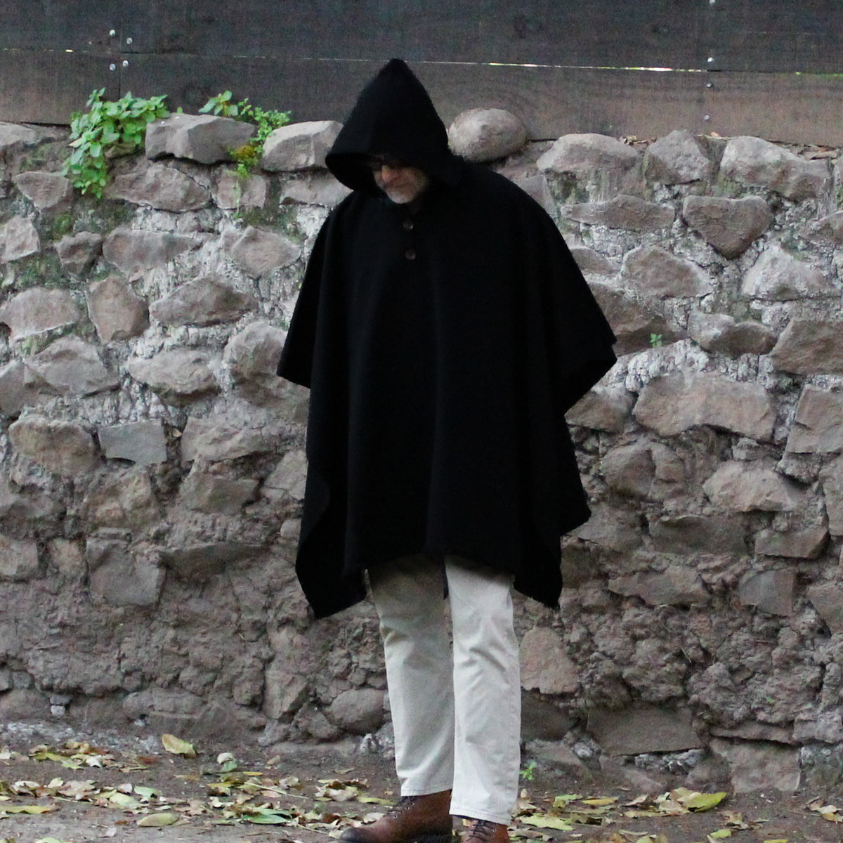 PONCHO DE LANA DE ALPACA NEGRO CON CAPUCHA