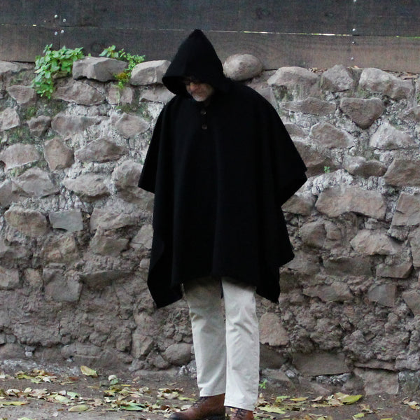 PONCHO DE LANA DE ALPACA NEGRO CON CAPUCHA