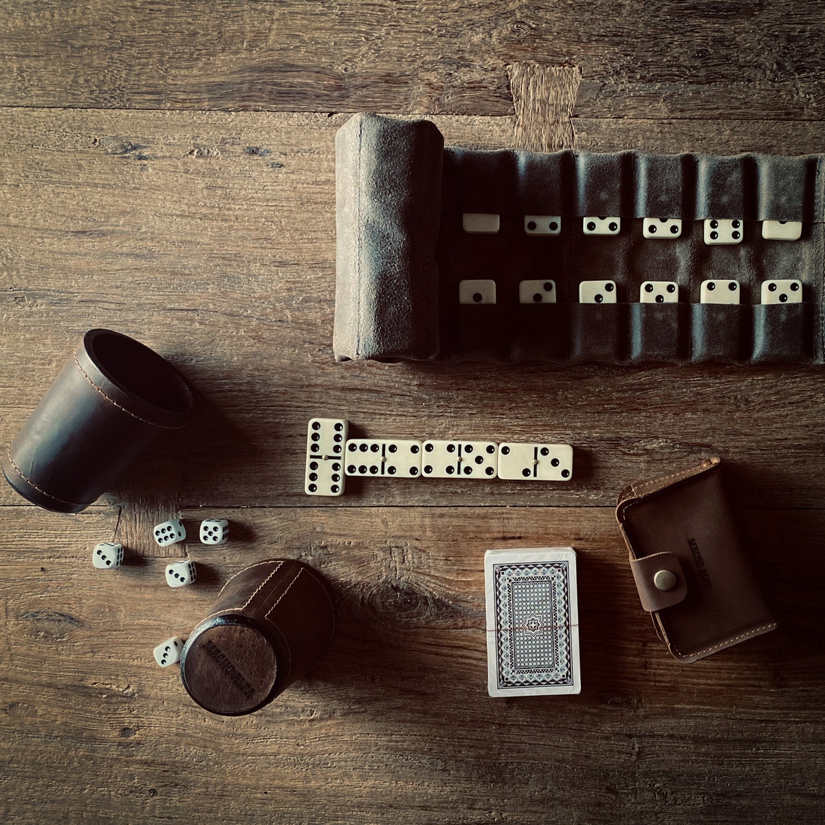 BOX JUEGO DE CACHOS + DOMINO + JUEGO DE CARTAS