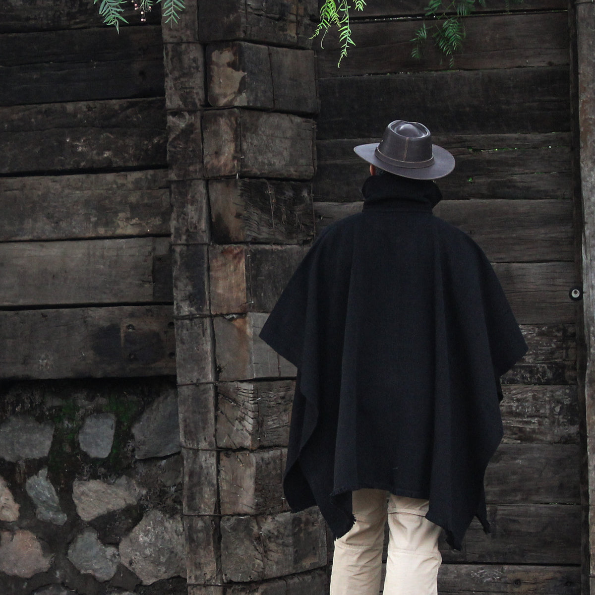PONCHO DE ALPACA HOMBRE CASTILLA NEGRO