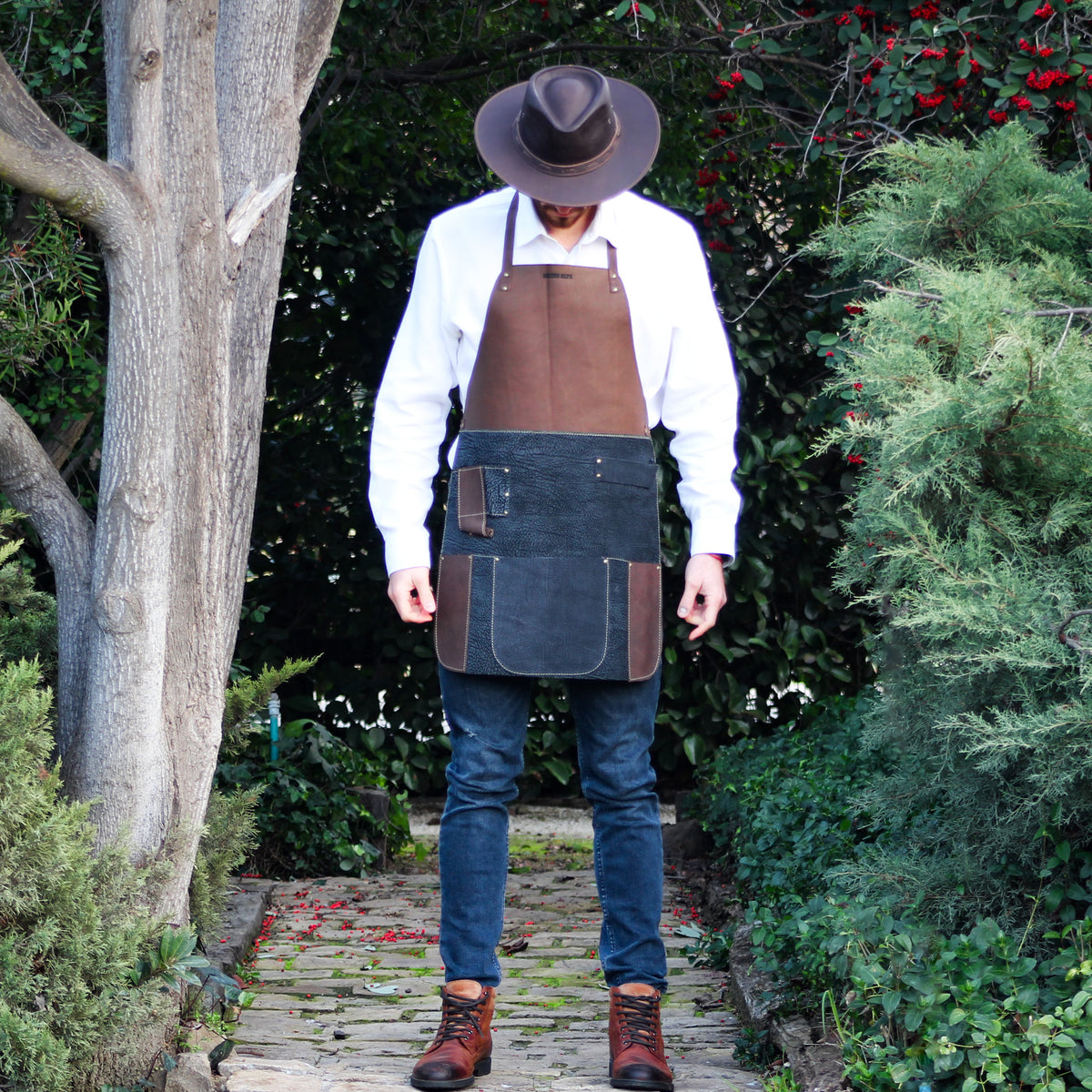 PECHERA ASADOR CUERO CAFE/AZUL