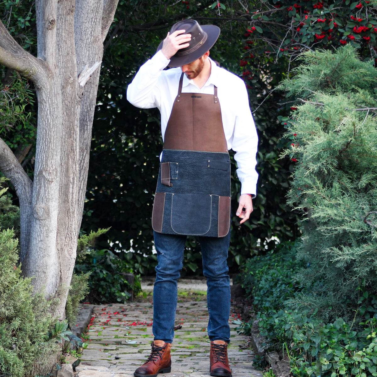 PECHERA ASADOR CUERO CAFE/AZUL