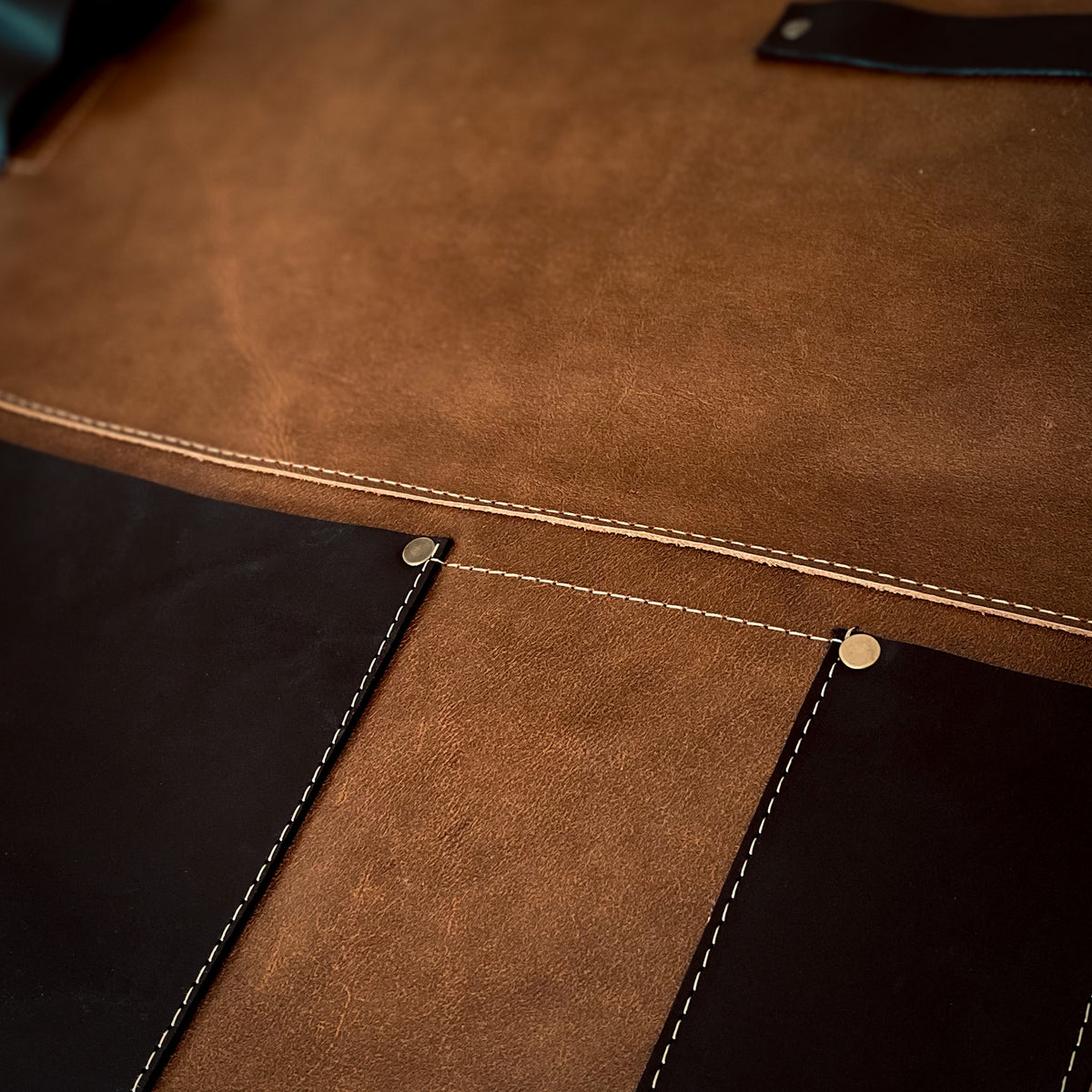 PECHERA ASADOR CUERO CAFE/NEGRO