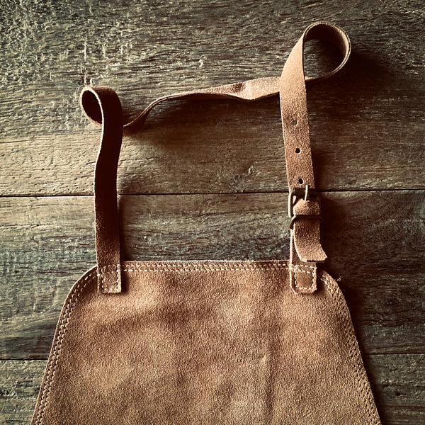 PECHERA ASADOR CUERO RENO