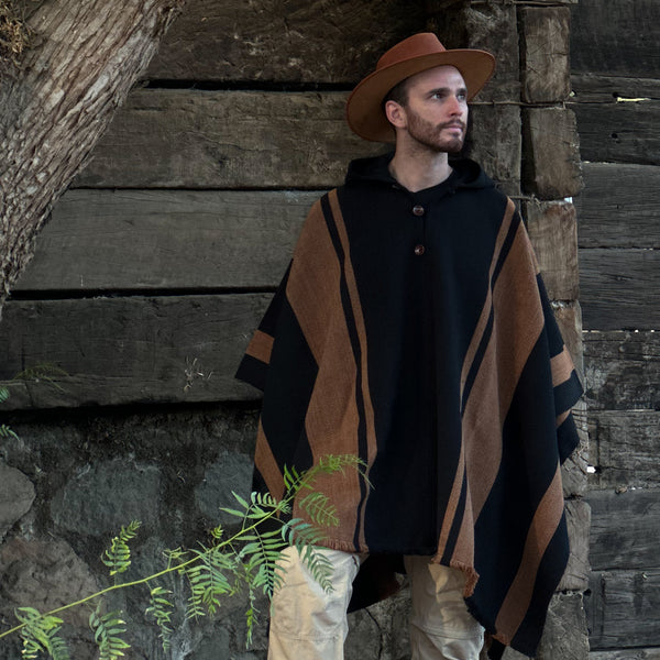 PONCHO ALPACA NEGRO-CAFÉ CON CAPUCHA