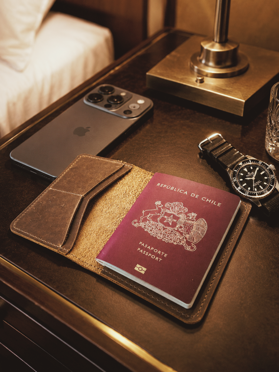 PORTA PASAPORTE CUERO CLASS MORO