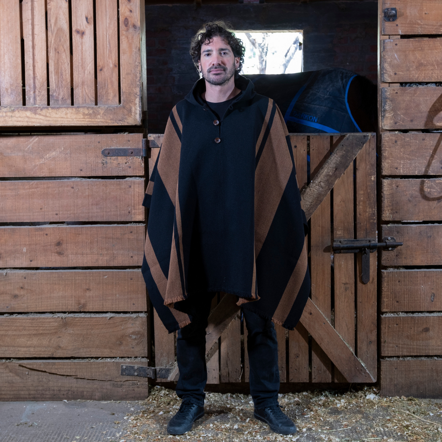PONCHO ALPACA NEGRO-CAFÉ CON CAPUCHA