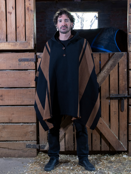 PONCHO ALPACA NEGRO-CAFÉ CON CAPUCHA