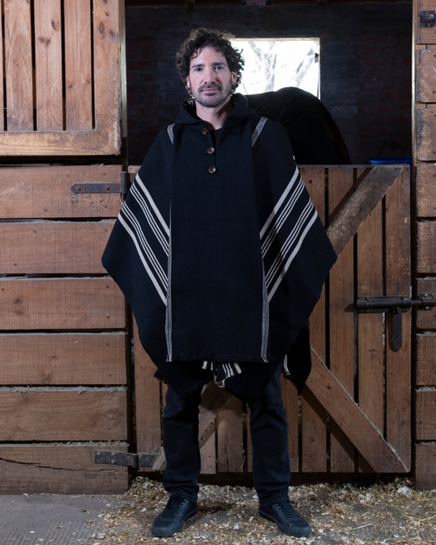 PONCHO DE ALPACA NEGRO-BEIGE