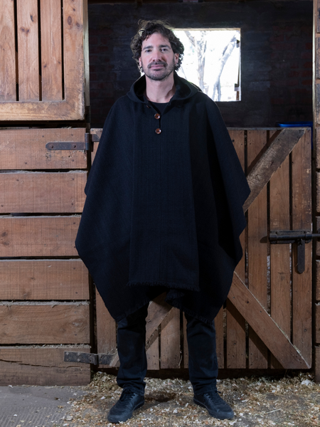 PONCHO DE LANA DE ALPACA NEGRO CON CAPUCHA