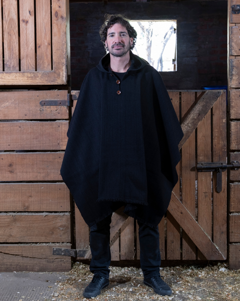 PONCHO DE LANA DE ALPACA NEGRO CON CAPUCHA