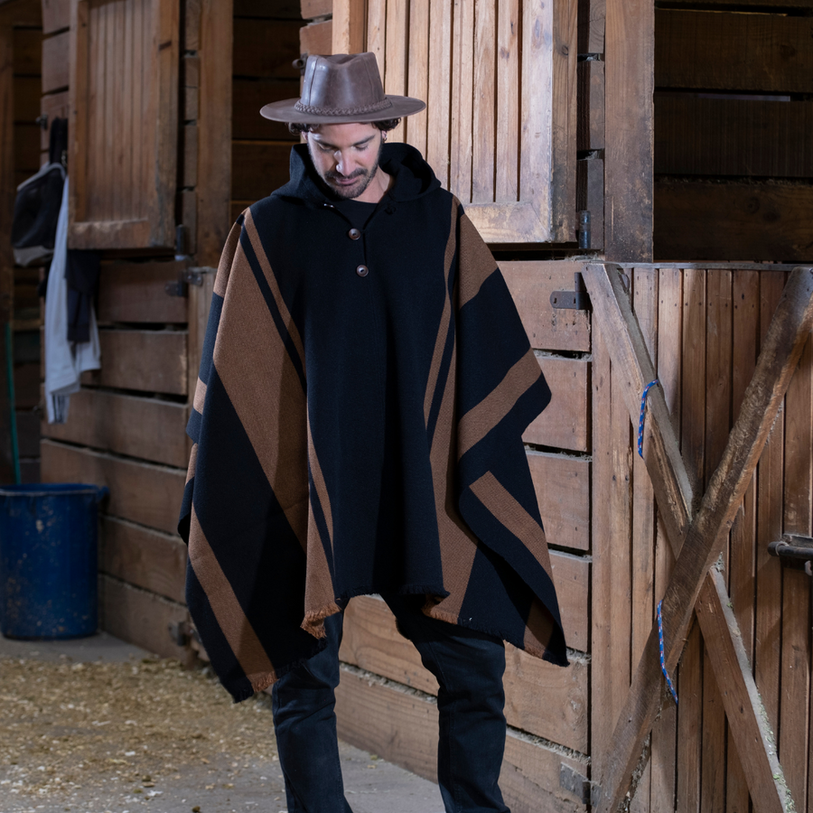 PONCHO ALPACA NEGRO-CAFÉ CON CAPUCHA