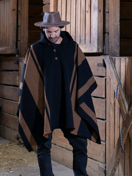 PONCHO ALPACA NEGRO-CAFÉ CON CAPUCHA