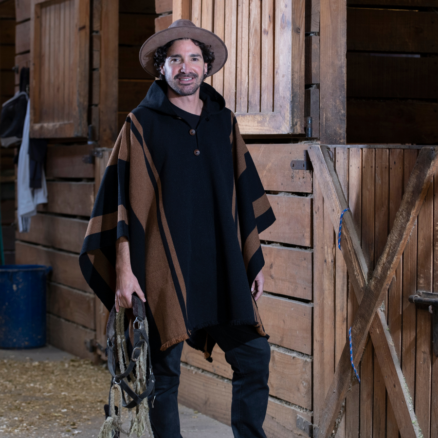 PONCHO ALPACA NEGRO-CAFÉ CON CAPUCHA
