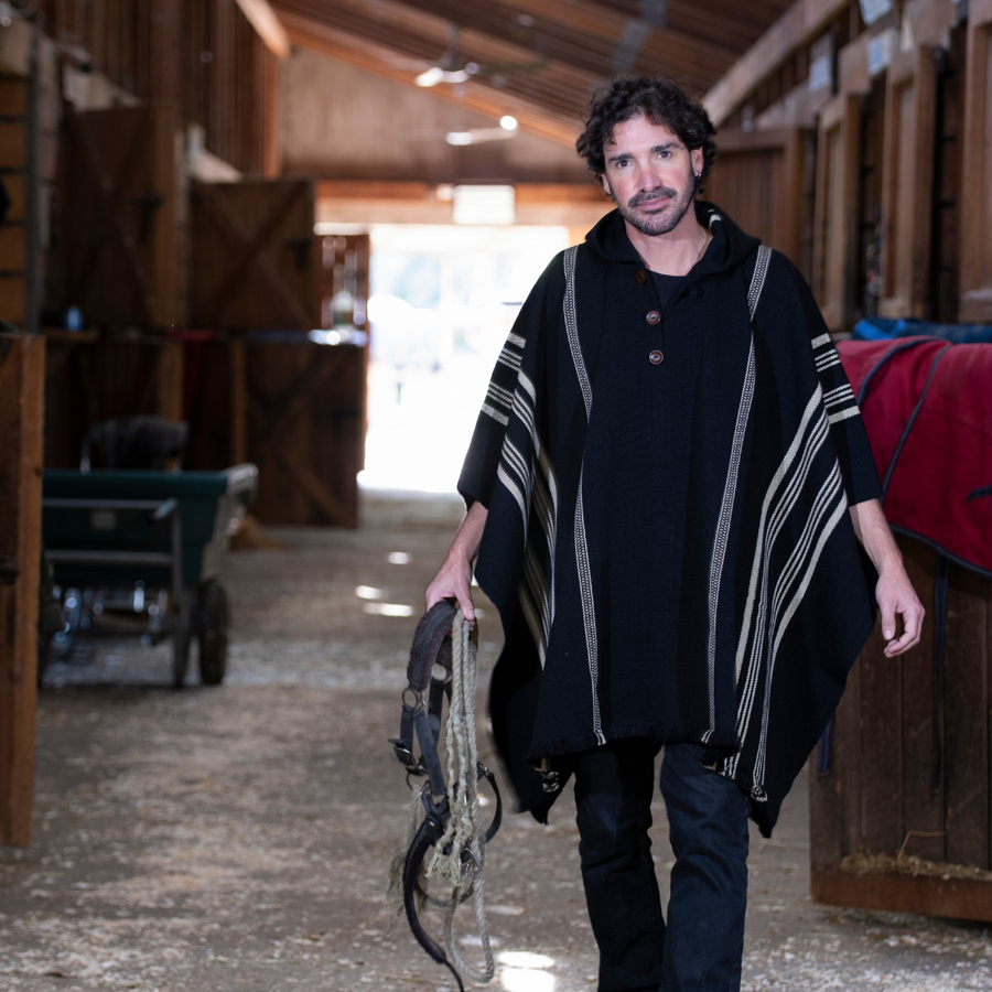 PONCHO DE ALPACA NEGRO-BEIGE