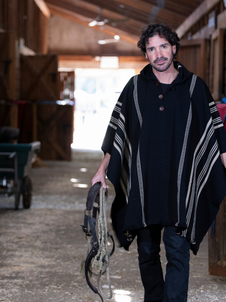 PONCHO DE ALPACA NEGRO-BEIGE