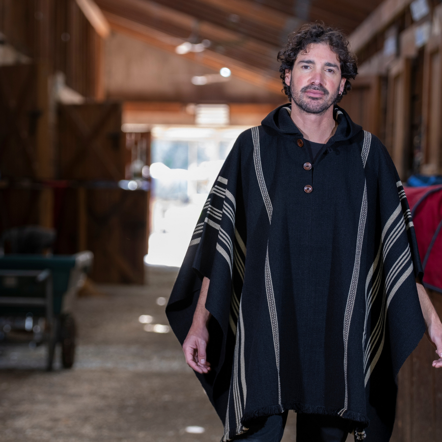PONCHO DE ALPACA NEGRO-BEIGE