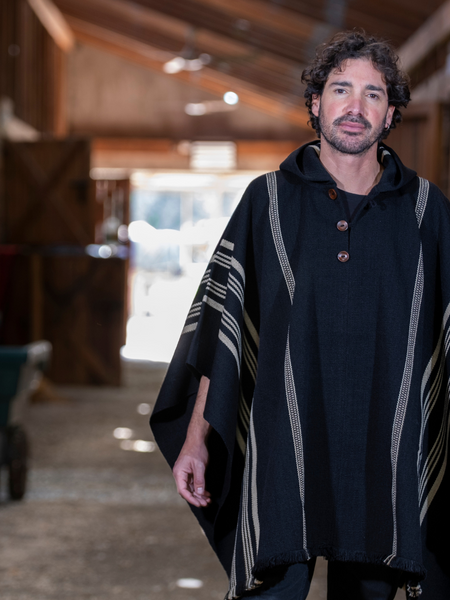 PONCHO DE ALPACA NEGRO-BEIGE