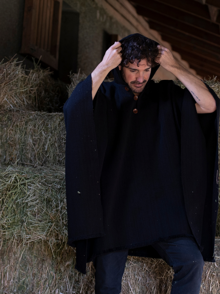 PONCHO DE LANA DE ALPACA NEGRO CON CAPUCHA