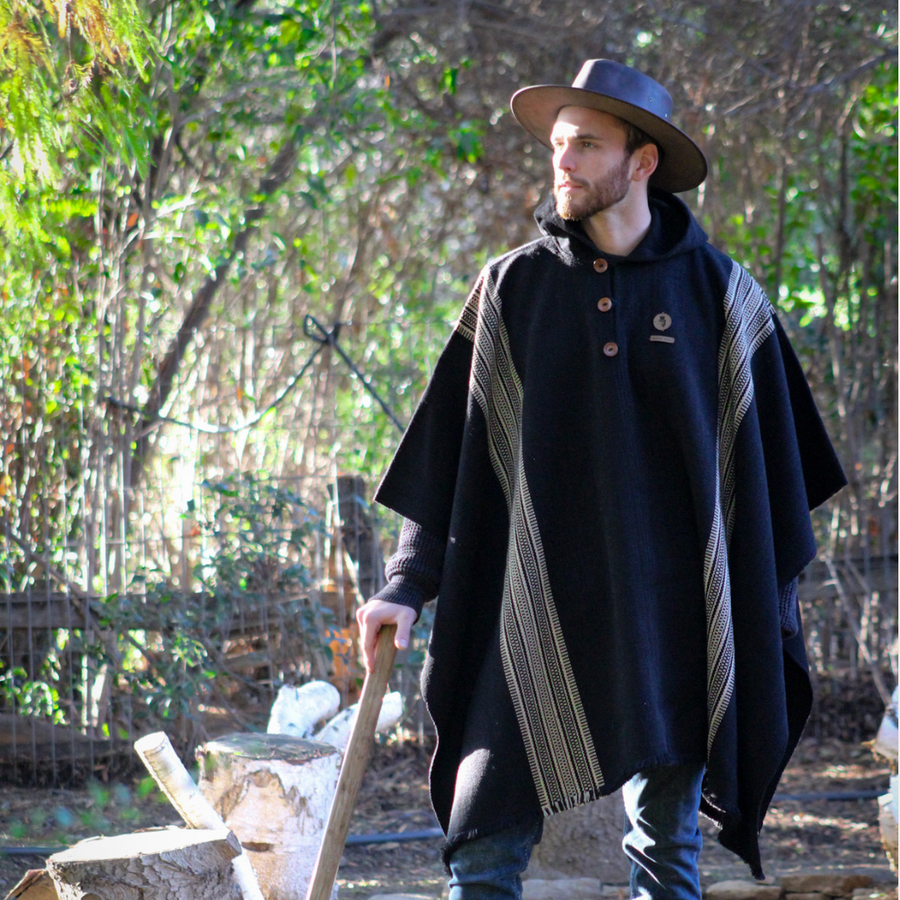 PONCHO DE ALPACA NEGRO CON CAPUCHA