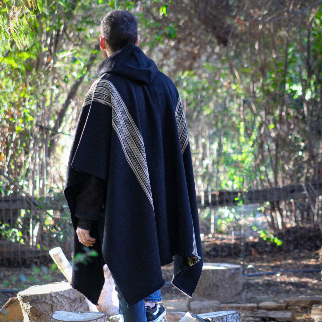 PONCHO DE ALPACA NEGRO CON CAPUCHA