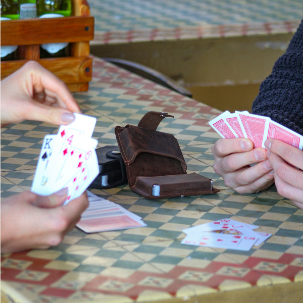 JUEGOS DE CARTAS Y ESTUCHE DE CUERO