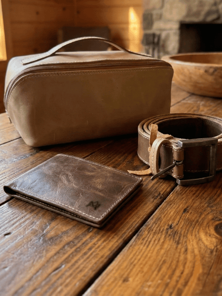 PACK DE REGALO NECESER ELEGANCE + CINTURON SPORT + BILLETERA DE CUERO EDGE