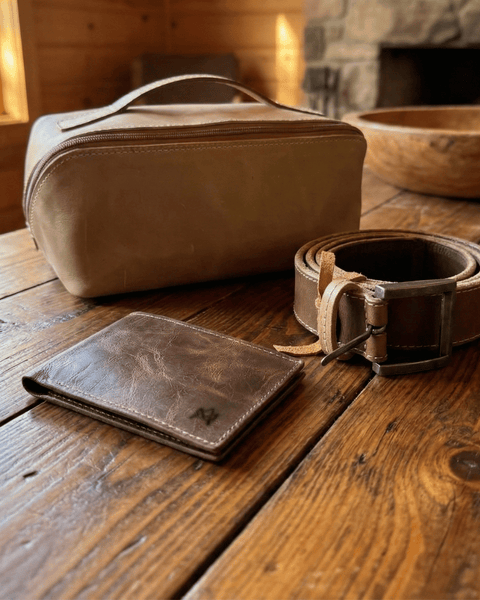 BOX DE REGALO NECESER ELEGANCE + CINTURON SPORT + BILLETERA DE CUERO EDGE