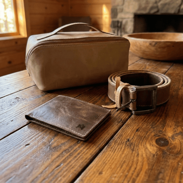 PACK DE REGALO NECESER ELEGANCE + CINTURON SPORT + BILLETERA DE CUERO EDGE