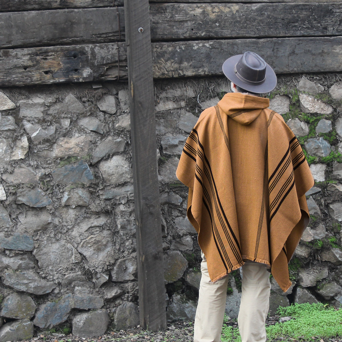 PONCHO LANA DE ALPACA CLÁSICO CON CAPUCHA