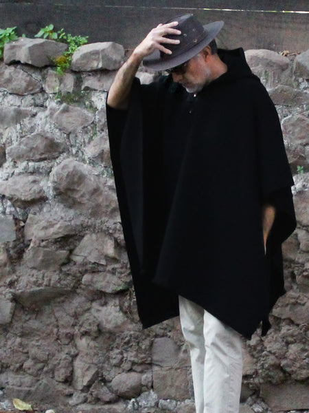 PONCHO DE LANA DE ALPACA NEGRO CON CAPUCHA