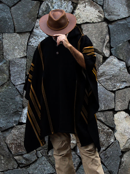 PONCHO DE ALPACA NEGRO-CAMEL
