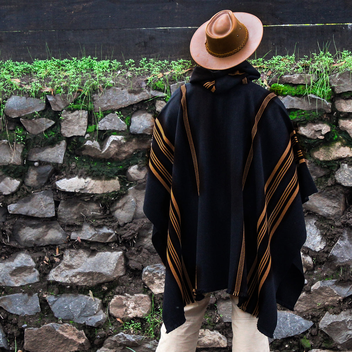 PONCHO DE ALPACA NEGRO-CAMEL