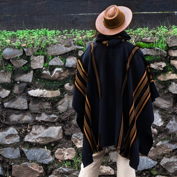 PONCHO DE ALPACA NEGRO-CAMEL