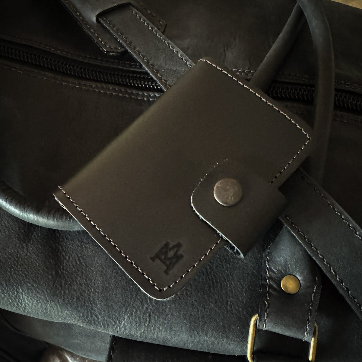 BOLSO DE VIAJE DE CUERO TRAVEL BLACK + Tarjetero Protect Antiscan de REGALO + Envío GRATIS para la RM