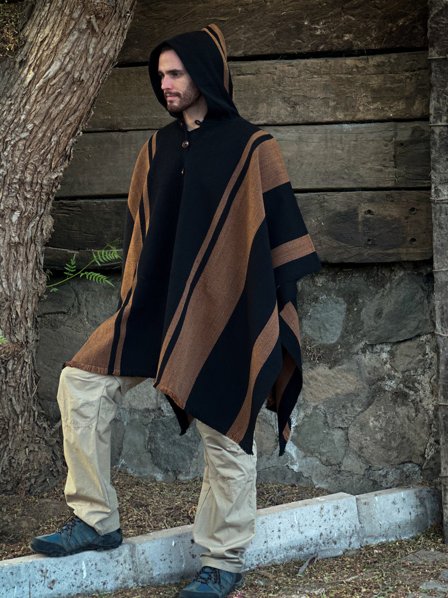 PONCHO ALPACA NEGRO-CAFÉ CON CAPUCHA