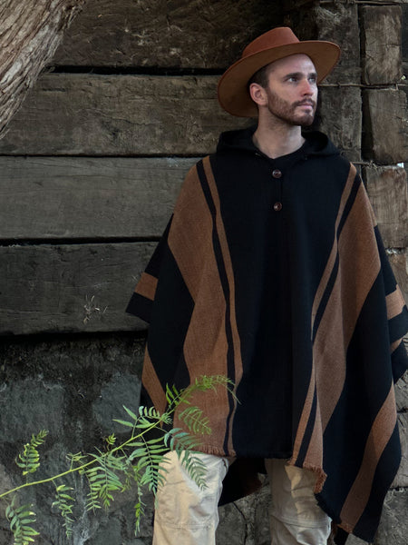 PONCHO ALPACA NEGRO-CAFÉ CON CAPUCHA