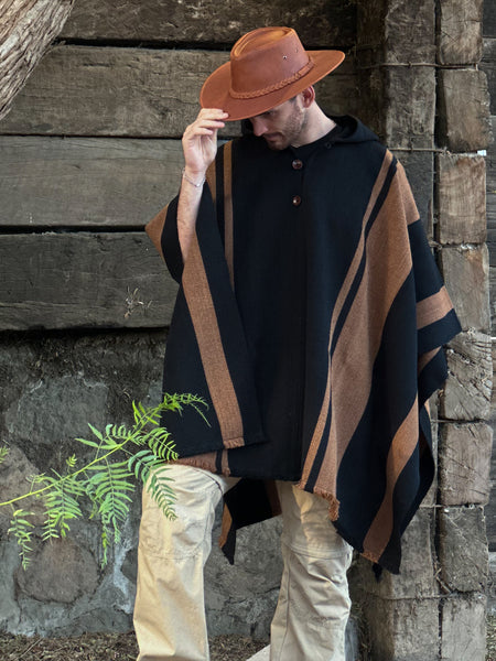 PONCHO ALPACA NEGRO-CAFÉ CON CAPUCHA