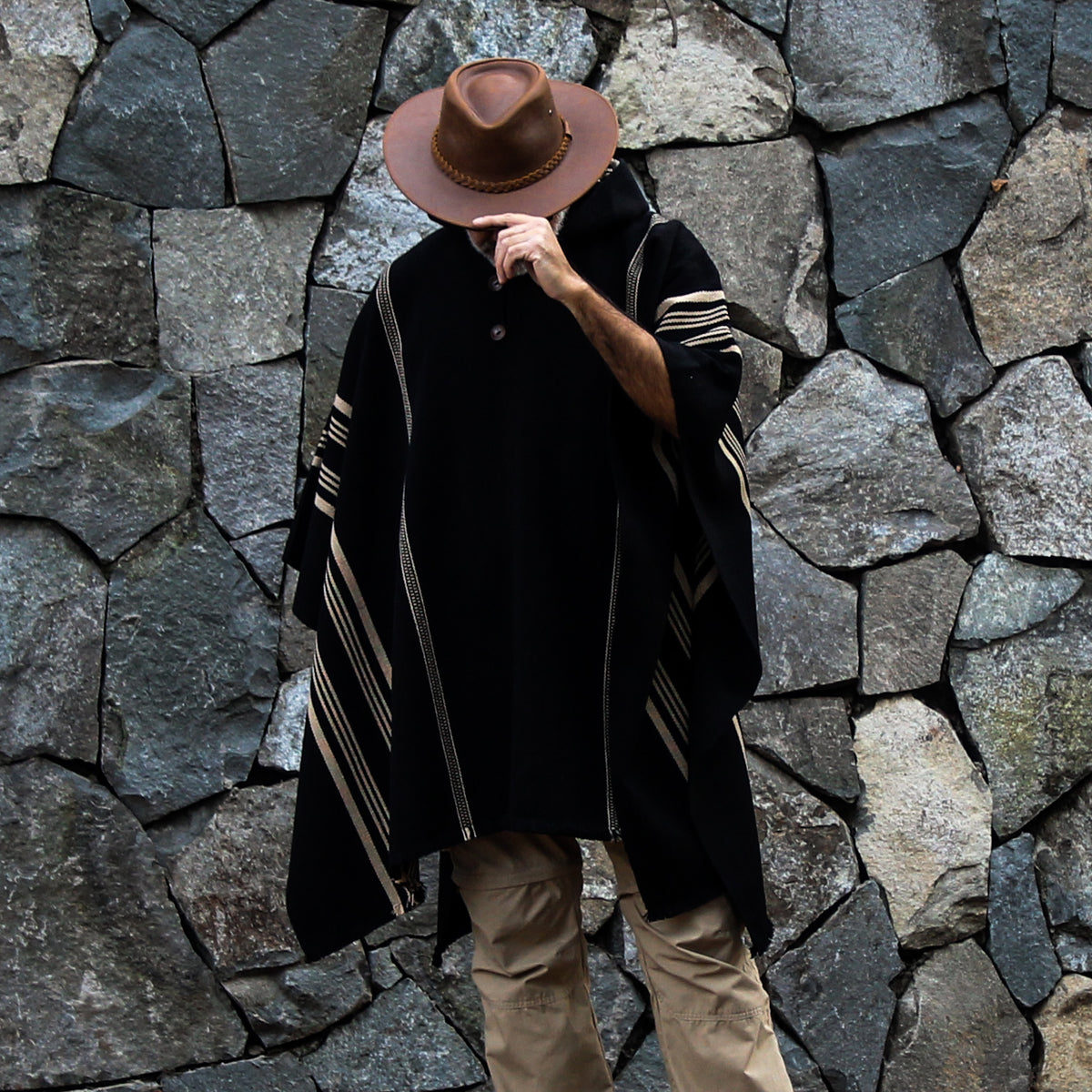 PONCHO ALPACA NEGRO-BEIGE