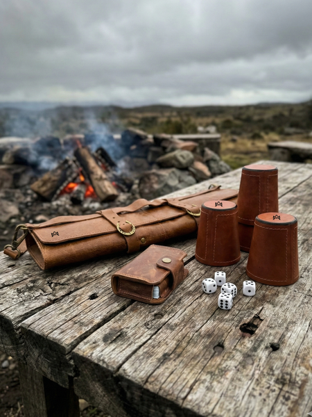 BOX DE REGALO PORTACUCHILLOS PARRILLERO + JUEGO DE CARTAS + JUEGO DE 4 CACHOS