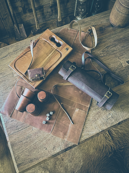 PACK PECHERA DE CUERO + PORTACUCHILLO PREMIUM + JUEGO DE 6 CACHOS + JUEGO DE CARTAS + TABLA DE RAULI PARA ASADO