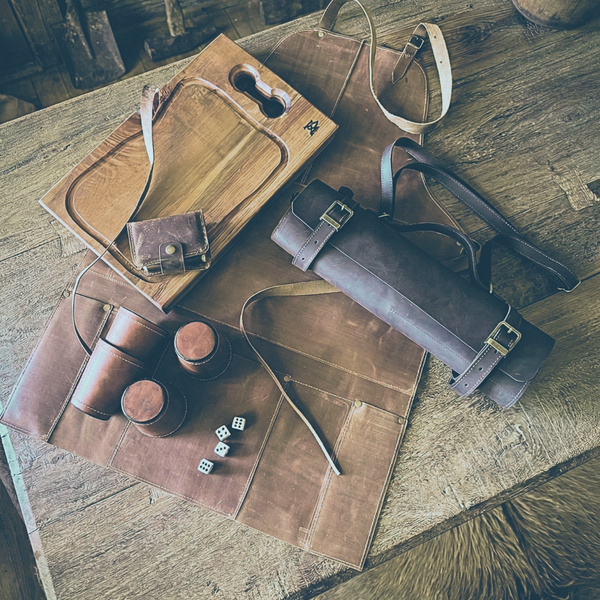 PACK PECHERA DE CUERO + PORTACUCHILLO PREMIUM + JUEGO DE 6 CACHOS + JUEGO DE CARTAS + TABLA DE RAULI PARA ASADO