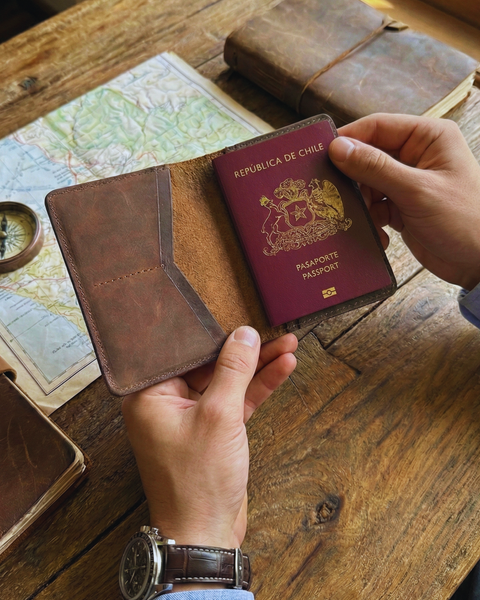 PORTA PASAPORTE CUERO CLASS