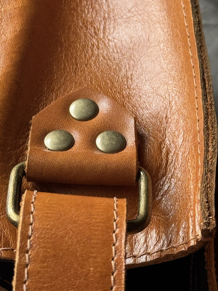MORRAL DE CUERO GENUINO NYC CARAMEL