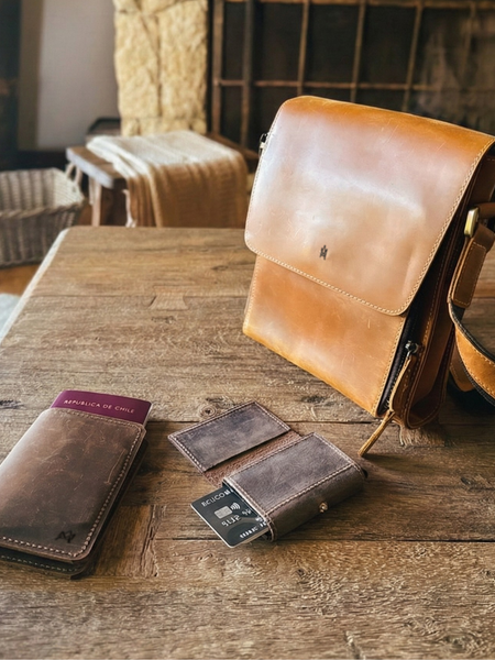 PACK PARA REGALO MORRAL PRAGA + PORTAPASAPORTE + TARJETERO ANTISCAN COMPACTO